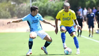 Brian Ocampo intenta un regate en el amistoso ante Las Palmas