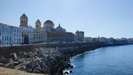 Vista del 'malecón' de Cádiz: el Campo del Sur y la Catedral en un día despejado y que será caluroso