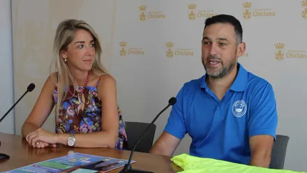 Presentación del campus Saúl Olmos, Isabel Butrón a la izquierda con un vestido estampado.