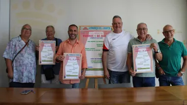 Presentación del cartel del Carnaval de la Cantera con los organizadores posando.