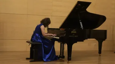 Carla Román tocando su piano
