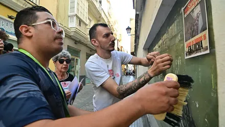 Vecinos del número 19 de Javier de Burgos colocan carteles denunciando su situación