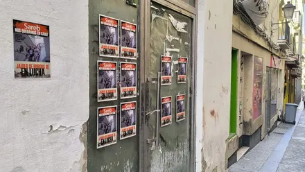 Carteles pegados en la calle Javier de Burgos con la reivindicación de las familias