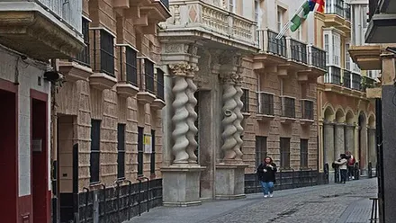Calle con el Archivo Histórico Provincial de Cádiz y sus características columnas.