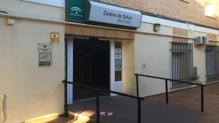 Puerta de acceso al Centro de Salud de Barbate.