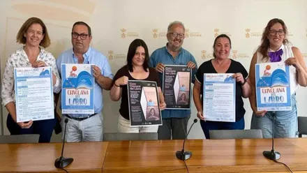 Organizadores de 'Chiclana del libro' sosteniendo el cartel de las jornadas culturales.