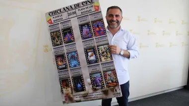 El delegado municipal posa portando en cartel de "Chiclana de Cine", 2025.