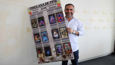El delegado municipal posa portando en cartel de "Chiclana de Cine", 2025.