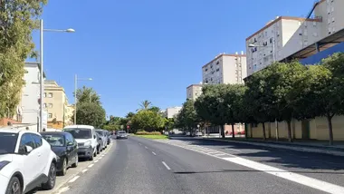 Cielo despejado en el inicio del parque de los Cinco Continentes de Cádiz