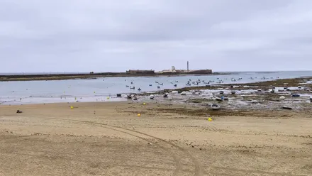Cielo nublado y espectacular bajamar en la playa de la Caleta de Cádiz