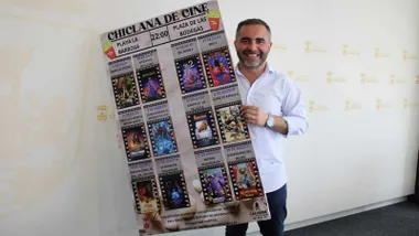 Fede Diaz con camisa blanca y sosteniendo el cartel de "Chiclana de Cine".