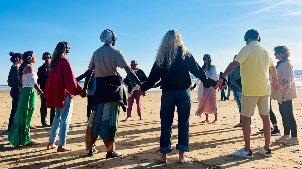 Círculo con participantes en una sesión de Silent Dance.