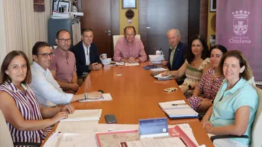 El alcalde de Chiclana, José María Román, con camisa rosa, preside la reunión con el Clúster Marítimo Naval de Cádiz.