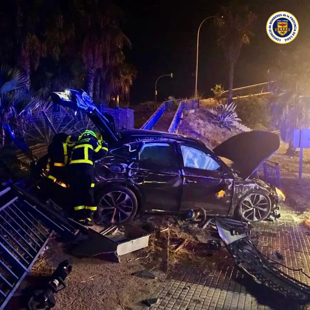 Dos personas salen ilesas después de un aparatoso accidente a la entrada de Cádiz