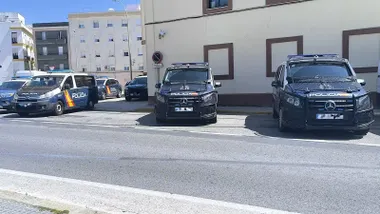 Vehículos de la Policía Nacional aparcados en la antigua Comisaría de Cádiz.