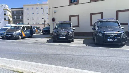 Vehículos de la Policía Nacional aparcados en la antigua Comisaría de Cádiz.