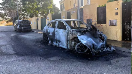 Estado calcinado de ambos vehículos.