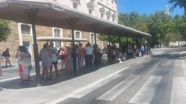 Colas al sol en paradas de autobús de Cádiz durante la huelga