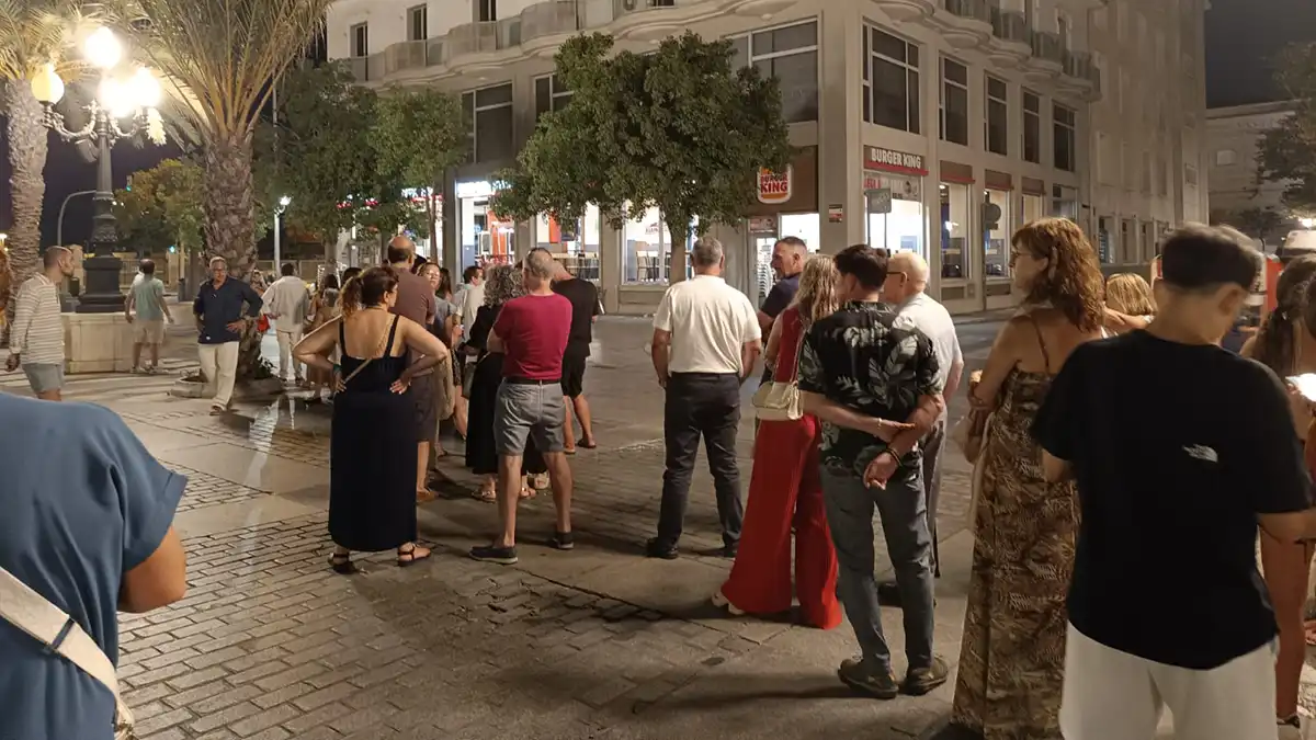 Colas en la noche del miércoles para acceder a un autobús o a un taxi en la Plaza de San Juan de Dios de Cádiz.