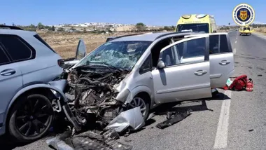 Dos vehículos accidentados, uno de ellos presenta serios daños en la parte delantera.