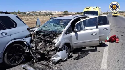 Dos vehículos accidentados, uno de ellos presenta serios daños en la parte delantera.