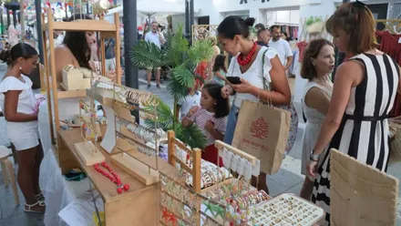 Productos en la calle y clientes deteniéndose a ver diferentes objetos.