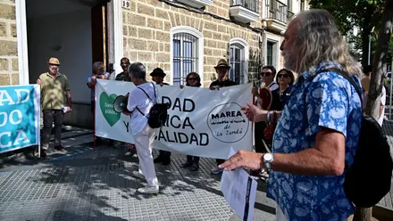 Antonio Vergara, en primer término, y Teresa Almagro, con el altavoz, durante la concentración de Marea Blanca.
