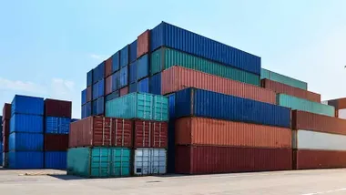 Contenedores de colores apilados en el puerto.