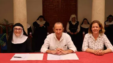 José María Román en el momento de la firma del convenio con el convento, luce camisa blanca.