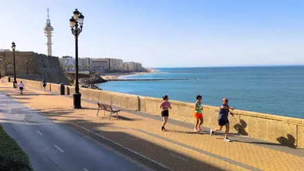 Corredores por el Paseo del Vendaval de Cádiz