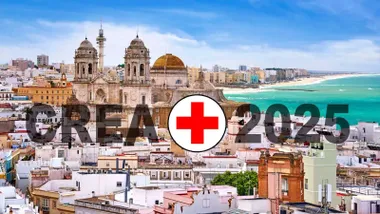 Ciudad de Cádiz con la catedral y el mar al fondo, en primer término Crea+2025 de Cruz Roja.