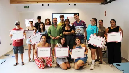 Fede Díaz, con camisa verde, junto a los jóvenes que han realizado el curso de animación turística el Chiclana.