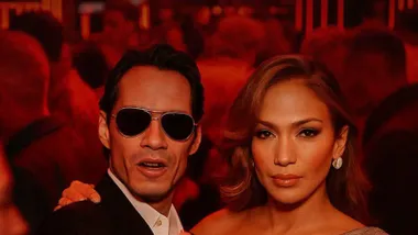 Detalle del cartel con JLo y Marc Anthony.
