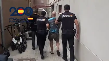 Uno de los detenidos en la 'Operación Fuego' llegando a Comisaría.