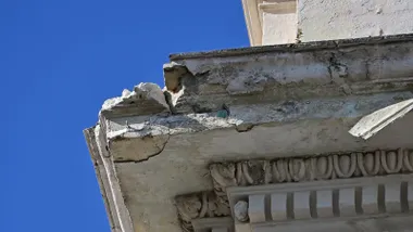 Detalle de luna de las zonas dañadas en la fachada del Ayuntamiento de Cádiz. Foto: Eulogio García.