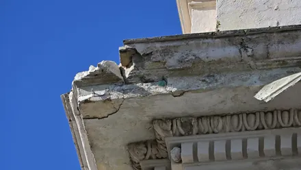 Detalle de luna de las zonas dañadas en la fachada del Ayuntamiento de Cádiz. Foto: Eulogio García.