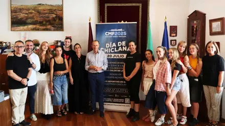 El alcalde de Chiclana rodeado de personas de la organización y el Ayuntamiento en el "Día de Chiclana".