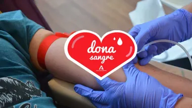 Momento de una donación de sangre con un corazón en rojo y una leyenda llamando a la donación.