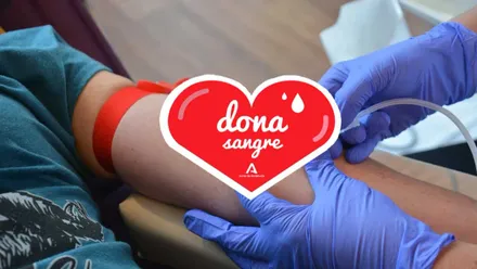 Momento de una donación de sangre con un corazón en rojo y una leyenda llamando a la donación.