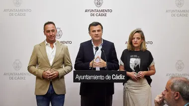 El alcalde, Bruno García, junto a sus tenientes de alcalde en rueda de prensa