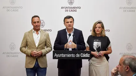 El alcalde, Bruno García, junto a sus tenientes de alcalde en rueda de prensa