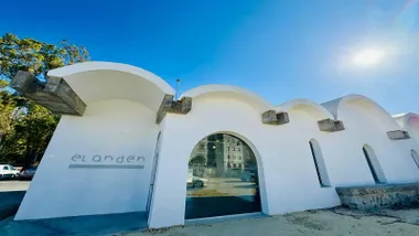 Edificio y fachada, en blanco, de "El Andén" en Rota.