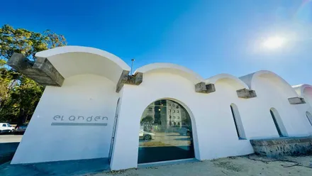 Edificio y fachada, en blanco, de "El Andén" en Rota.