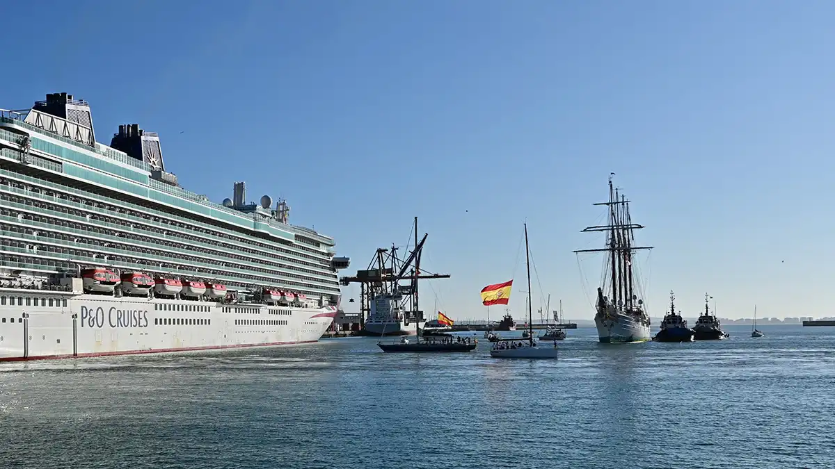 Elcano llegando a Cádiz junto a un gran crucero atracado en el muelle. Foto: Eulogio García.