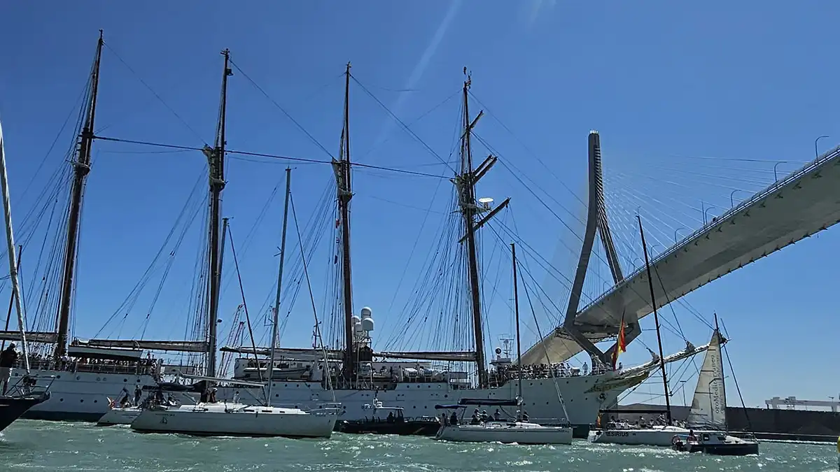 El Juan Sebastián de Elcano cruzando bajo el Puente de la Constitución, en su camino hacia La Carraca