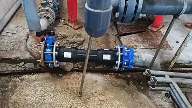 Bomba hidráulica, con grandes destrozos en el suelo, en el Hospital de Jerez.