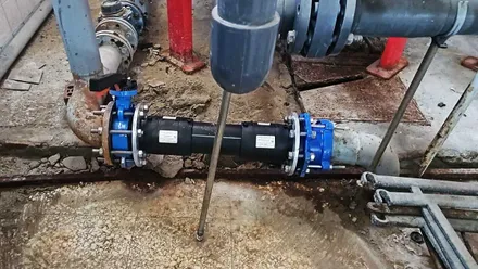 Bomba hidráulica, con grandes destrozos en el suelo, en el Hospital de Jerez.