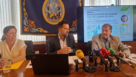 Imagen de la rueda de prensa de presentación del proyecto, con el delegado de la Zona Franca, Fran González, Ignacio Hernández y Adela Torrico.