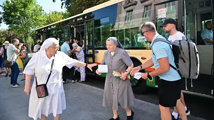 Dos monjas reciben una octavilla informativa de uno de los representantes de la plantilla del servicio de autobuses de Cádiz y San Fernando.