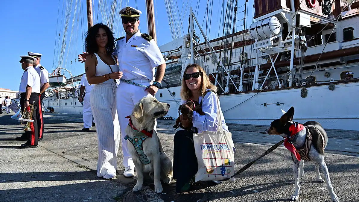 Abrazos, lágrimas y emoción en el muelle de Cádiz: así ha sido la vuelta del Elcano